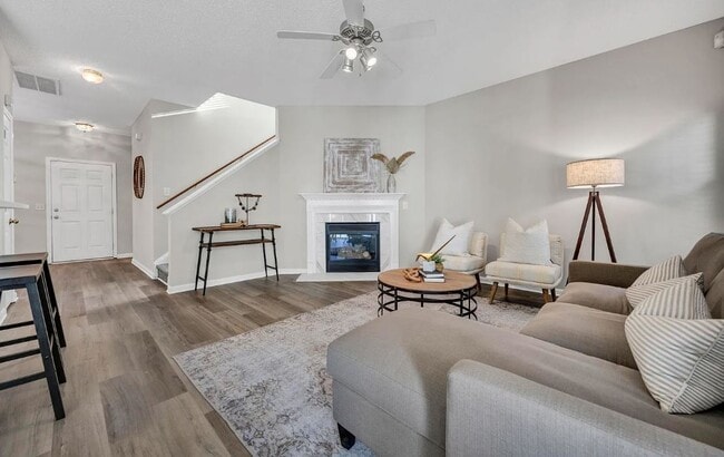 Building Photo - 418 Creek Side Ln