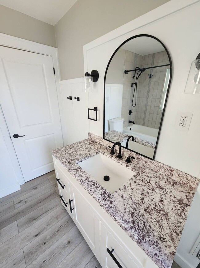 Building Photo - Newly Renovated 3-Bedroom Property in Prim...