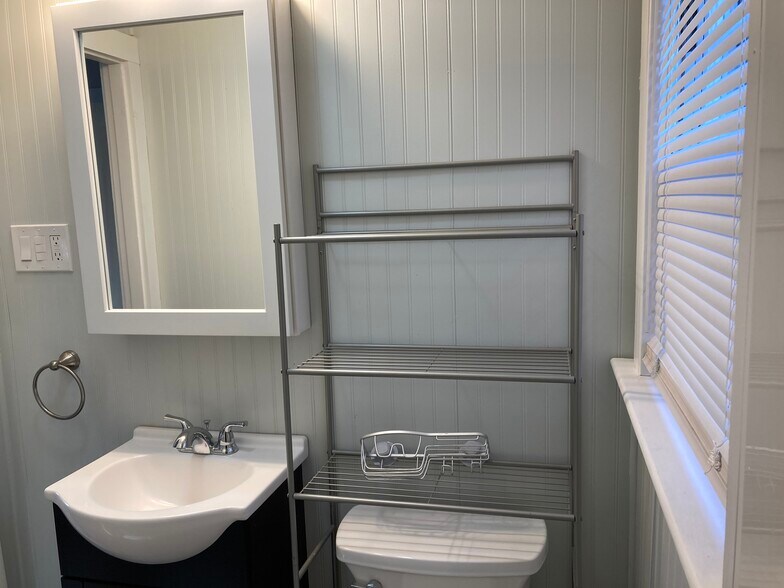 Building Photo - 31 W Old Orchard Ave