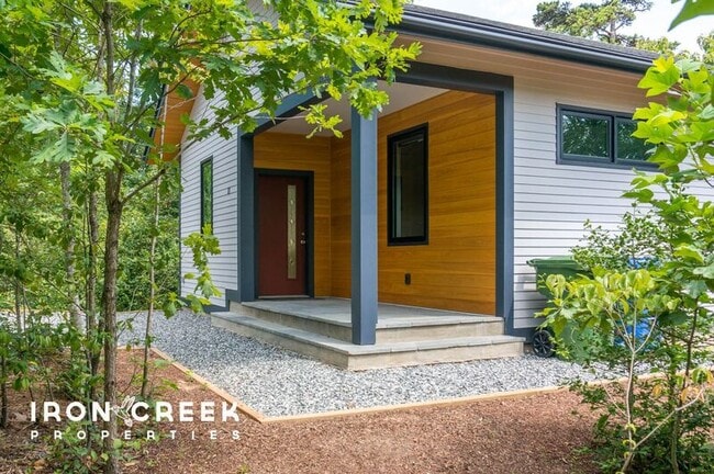 Building Photo - 11 Hilltopia Rd