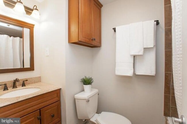 Building Photo - Recently Updated 4BR/2BA Twin with Central Air & Fenced Backyard