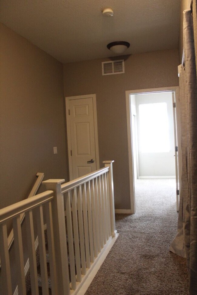 Building Photo - Stonegate Townhouse w/ 3 br/3 1/2 baths!!