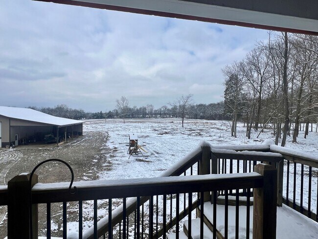 Building Photo - Gorgeous brick home with room to roam!