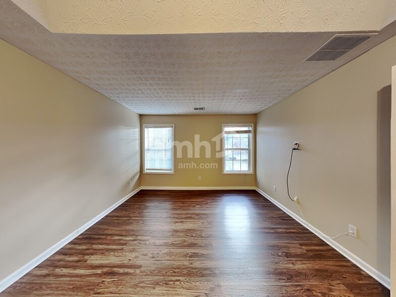 Building Photo - 732 Winbrook Dr