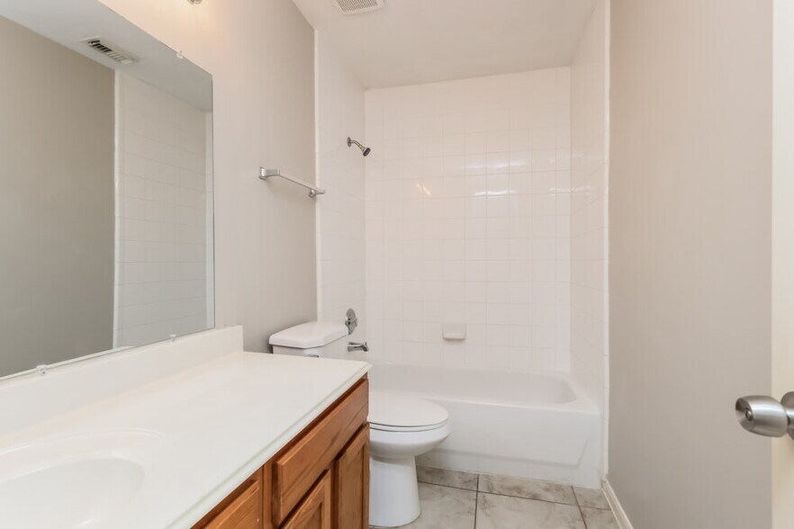 Building Photo - 2447 Halstead Dr