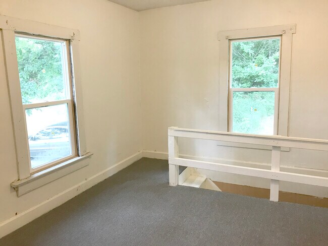 Building Photo - 1374 E Canal St