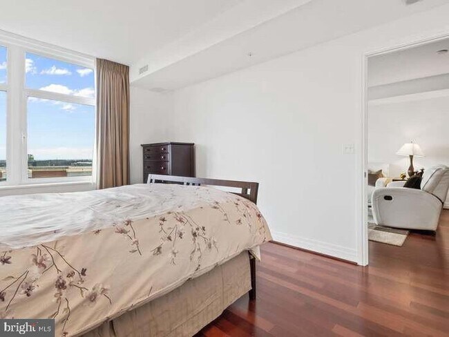 Building Photo - 8220 Crestwood Heights Dr