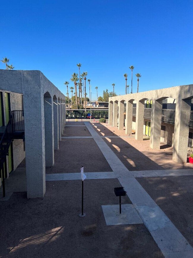 Building Photo - 1/2 off move in special! Large 2 bedroom i...