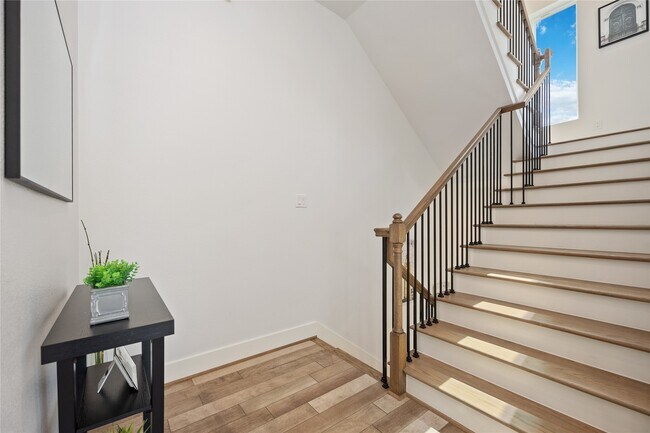 Building Photo - 5914 Val Verde St