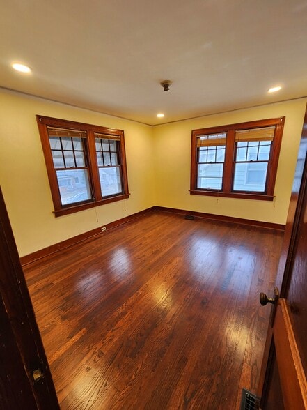 Room 3 - 1638 Alpine Ave NW