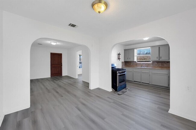 Building Photo - 214 N Hagerman St