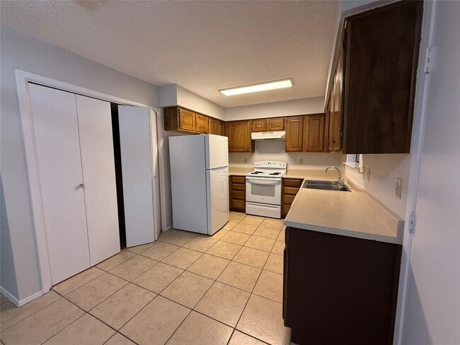 Building Photo - 502 Hedgewood Dr