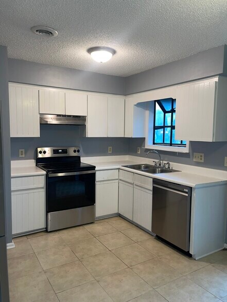 Building Photo - 4147 Spirea Dr