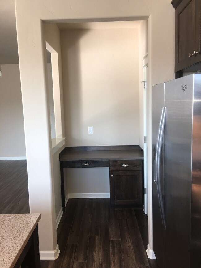 Building Photo - Modern and Spacious Townhome, NE Bend