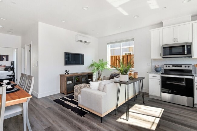 Building Photo - The Vineyards at Dennis Lane upper 2 bed 1 bath town home with vineyard views