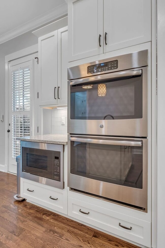 Building Photo - Stunning 5BE/4.5BA in the heart of Green H...