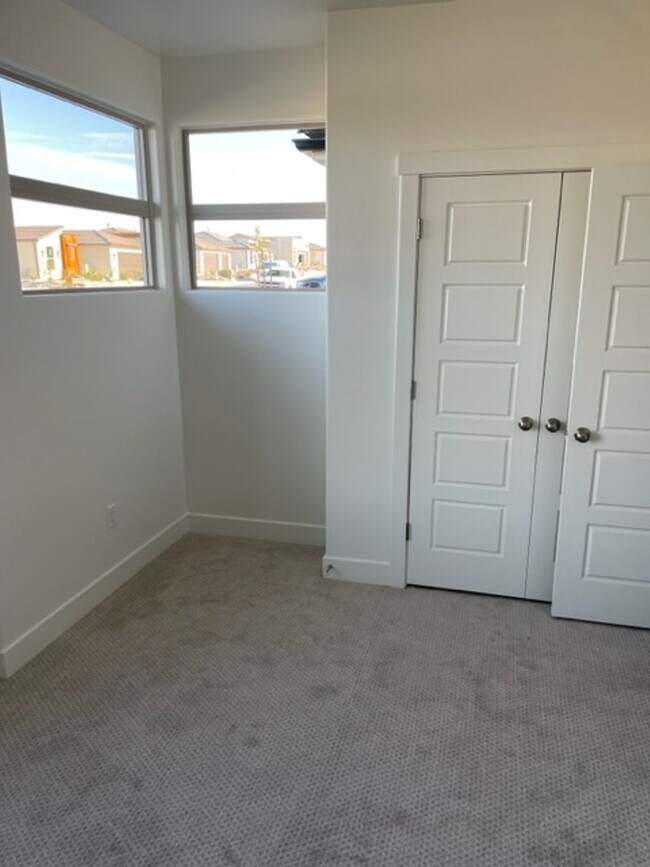 Building Photo - 3076 E Lavatera Dr