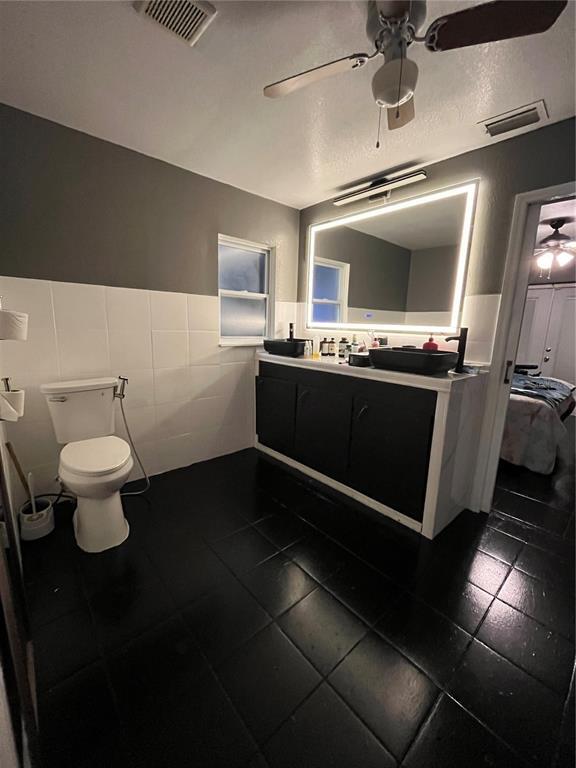 Building Photo - 918 W 11th St