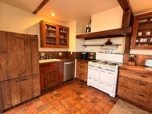 Building Photo - Furnished 1940s Beachwood Canyon Retreat with Treetop Deck + Creative Loft!