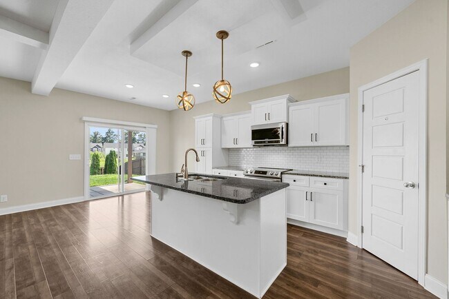 Building Photo - Pet Friendly Three Bedroom with Bonus!
