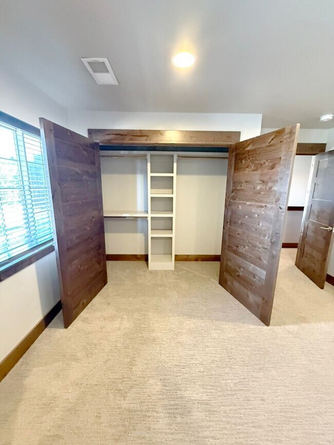 Building Photo - Luxury Condo, Center of Bozeman