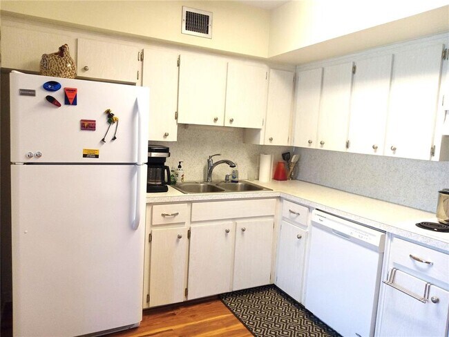 Building Photo - 2041 Australia Way W