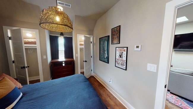 Building Photo - Cozy Fully Furnished Edgehill Apartment- A...