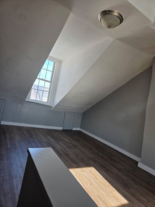 Building Photo - 3 Bedroom 1 Bath Home Available for Rent