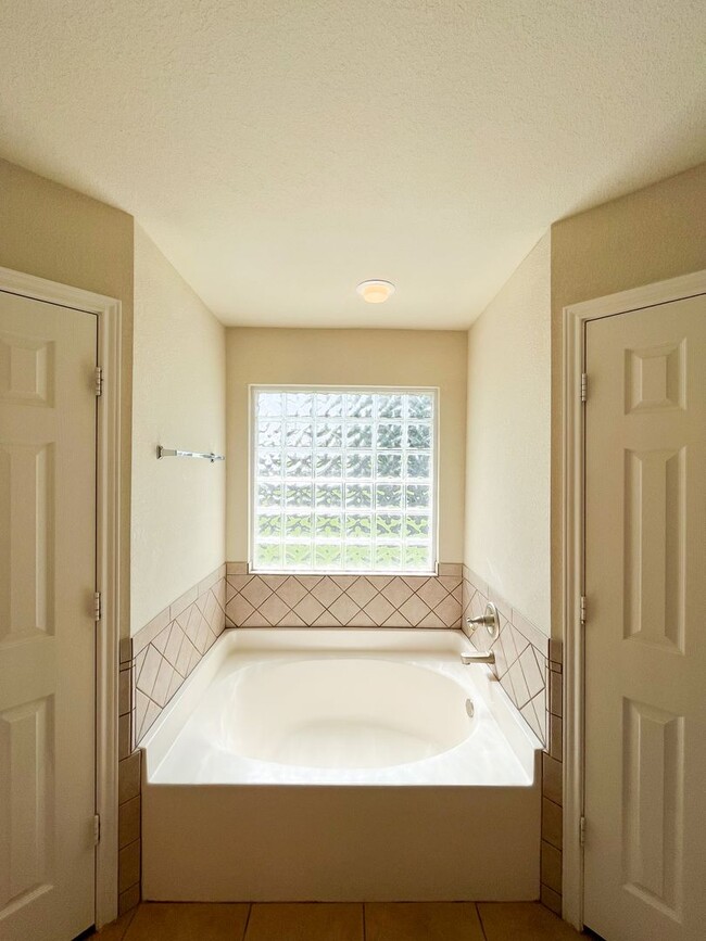 Building Photo - Available NOW!!!! Open floor plan features...