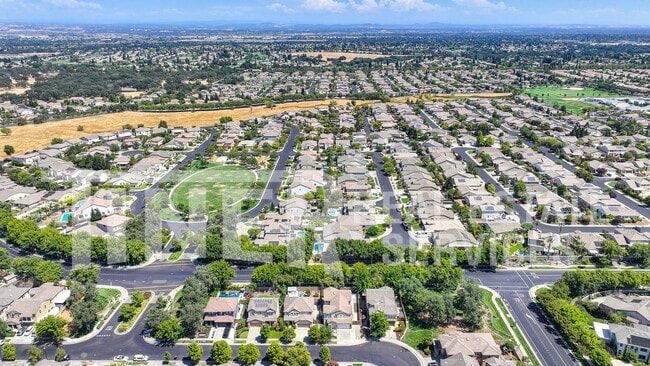 Building Photo - 2469 Kinsella Way