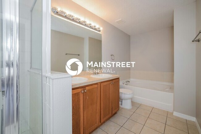 Building Photo - 4 Bedroom Pet-Friendly Home in Kissimmee, FL with Main Street Renewal