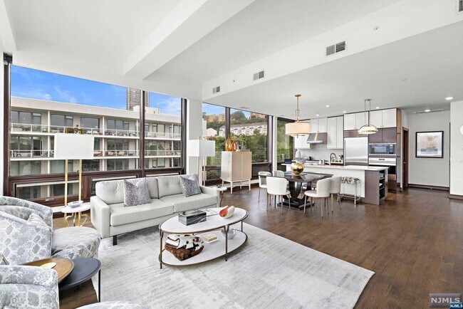 Building Photo - 9 Somerset Ln