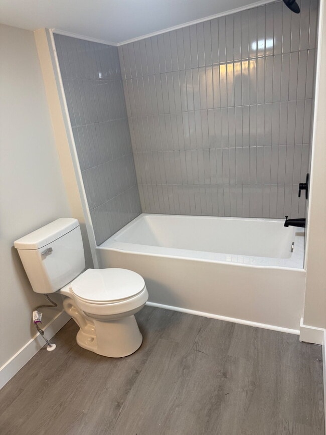 Building Photo - Updated One Bedroom in the heart of Lynchburg