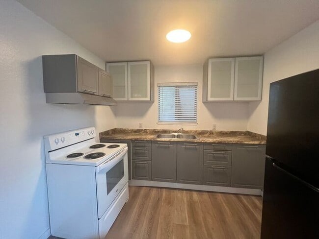 Building Photo - 430 E 8th St