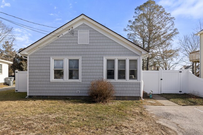 Building Photo - WINTER RENTAL Fully Furnished 2 Bedroom Co...