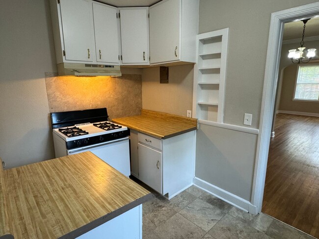 Building Photo - Gorgeous Features! 3 Bedroom with Bonus room