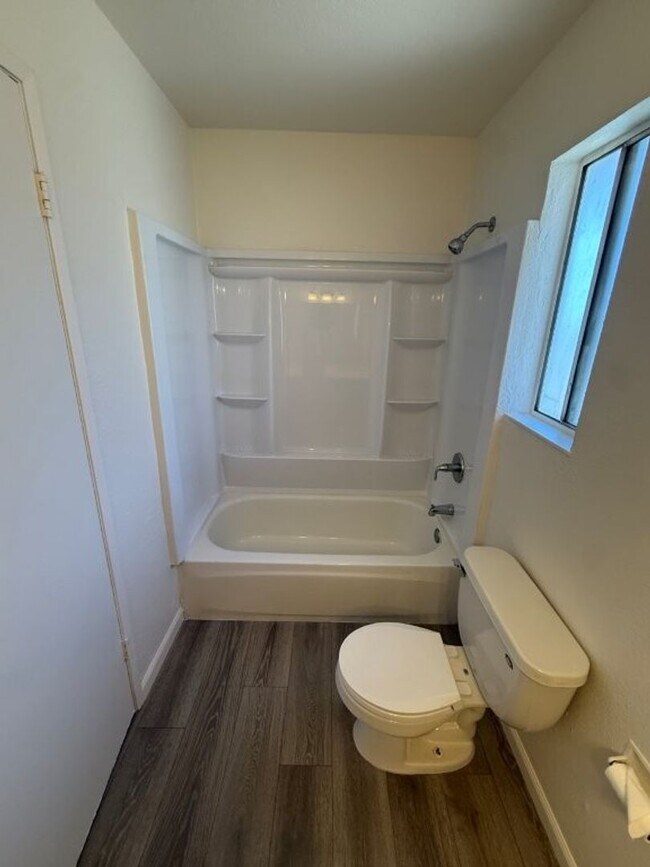 Building Photo - Rare Remodeled 5 Bedroom 2.5 Bath Tri Level in Vacaville