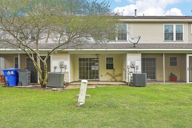 Building Photo - 8047 Shadow Oak Dr