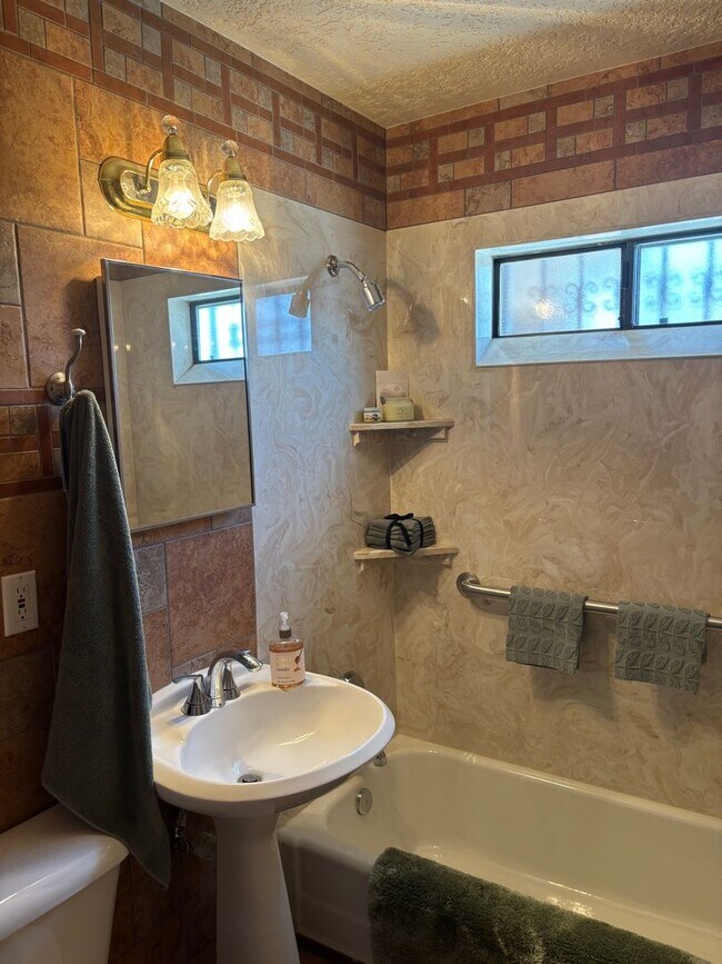 Building Photo - NEWLY REMODELED 1 BED 1 BATH