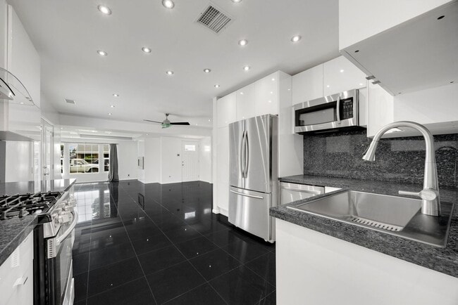 Building Photo - Adorable 2 Bed / 1 Bath