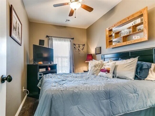 Building Photo - 811 E Mosier St