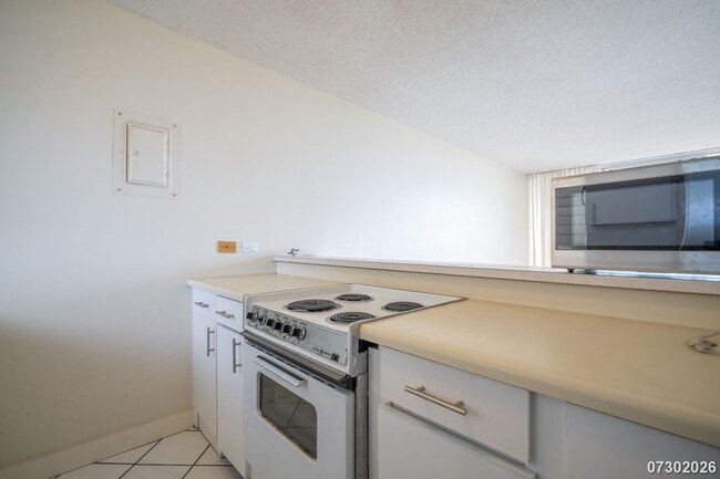 Building Photo - $3,000 / 2 Bed / 2 Bath / 2 Parking – Colonnade on The Green