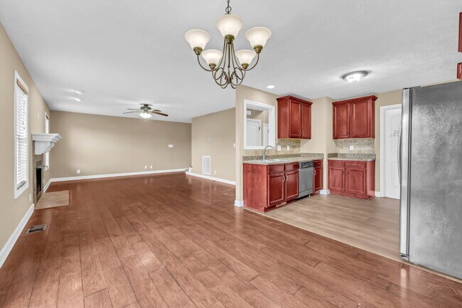 Building Photo - Wonderful 2-story home close to Ft. Campbell