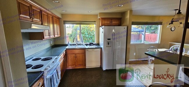 Building Photo - Charming 3BR/2BA Home with Spacious Layout...