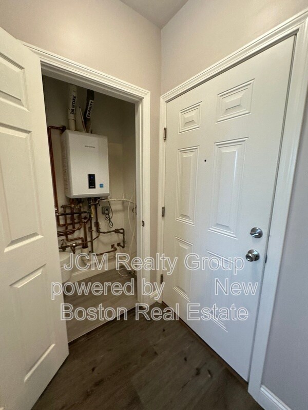 Building Photo - 191 N Common St