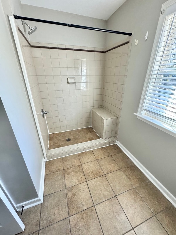 Building Photo - 623 E Gladstone Ave