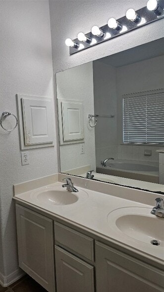 Building Photo - 9407 Herons Grove Ln