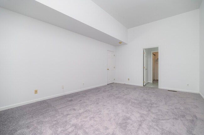 Building Photo - 170 Forest St