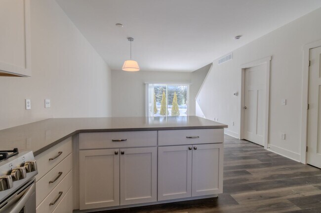 Building Photo - 1548 Simsbury St