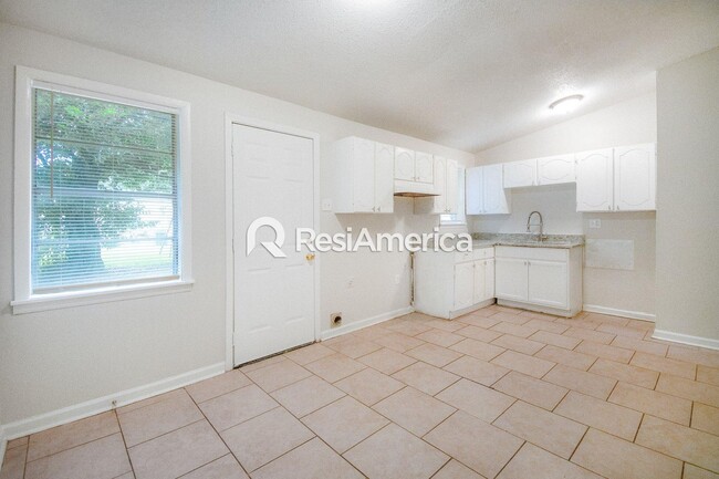 Building Photo - Renovated 3/2 in Great Location!